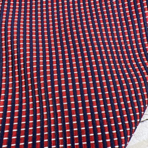 Brooks Brothers Basics Navy Blue Red Striped 100% Silk Necktie Made in USA - Picture 2 of 7